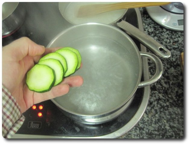 Ponemos una pota mediana con agua hasta la mitad y con sal, a fuego máximo. Cuando hierva echamos dentro las rodajas de calabacín.