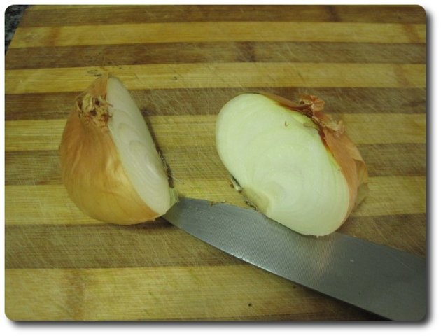 La cortamos por la mitad. De norte a sur.