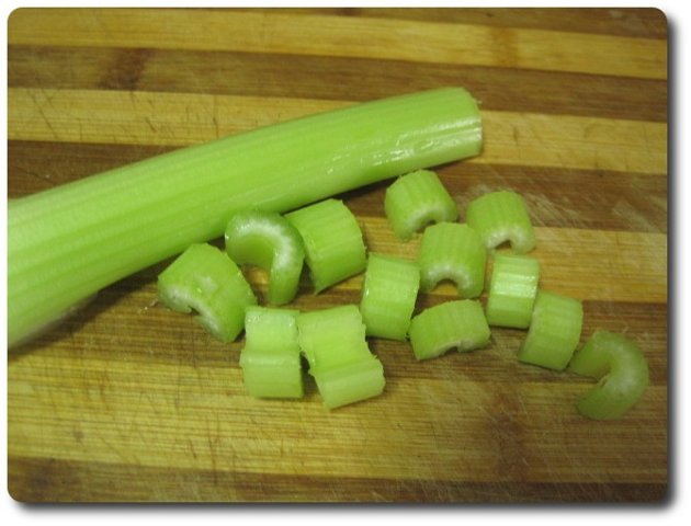 Lavamos una rama de apio y la troceamos en pedazos de 1 cm. más o menos.