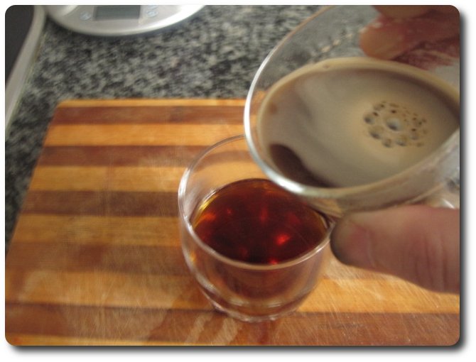 Añadimos café negro recién hecho. Cantidad al gusto.