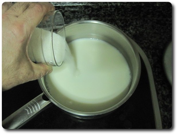 Añadimos el azúcar.