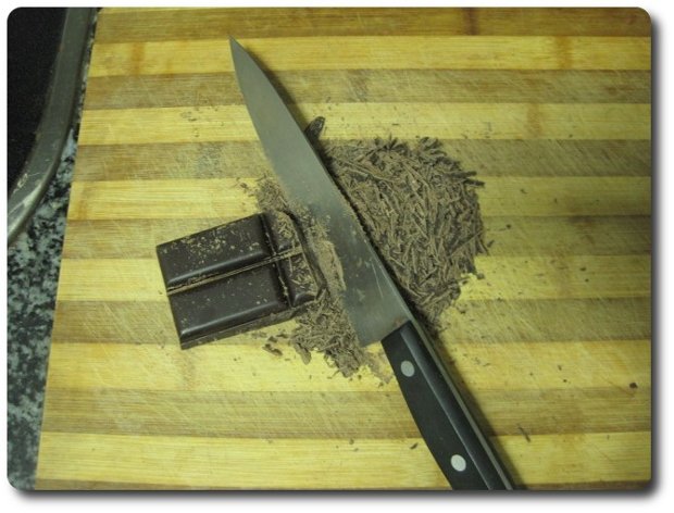 Vamos picando el chocolate finamente, así se deshará más fácilmente al añadirlo a la leche.