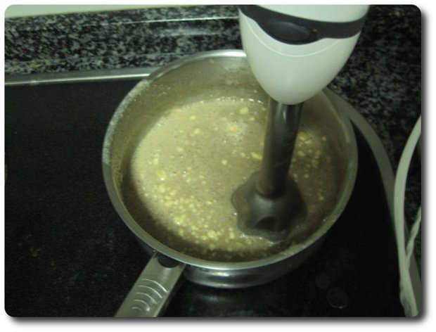 Lo pasamos por la batidora y le ayudamos a disolverse.