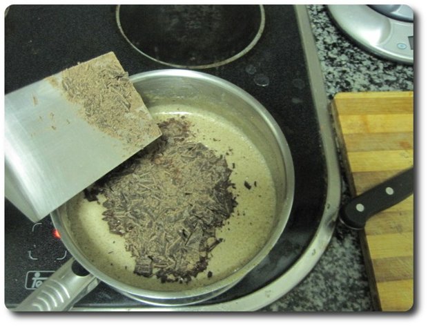 Añadimos el chocolate picado. Se puede hacer fuera del fuego, pues le llega el calor remanente para disolverse.