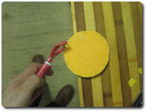 Para ello colocamos las rodajas de forma que sobresalgan un poco de la mesa de trabajo, y le pasamos el pelador por la cara externa de la piel, mientras la vamos girando.