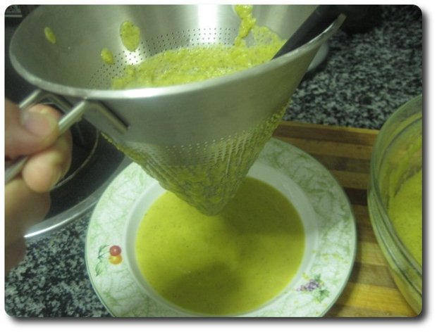 Si queremos una crema de verduras más fina, podemos pasarlo por el chino.