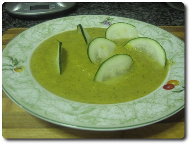 Finalmente adornamos con unas rodajas finas de calabacín que reservamos antes y ya tenemos lista nuestra crema de verduras casera.. Buen provecho, internautas ;-)