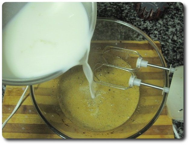 Cuando la leche esté prácticamente fría, si la calentamos antes, la añadimos a la mezcla anterior, tras sacarle la pela de limón y el palo de canela.
