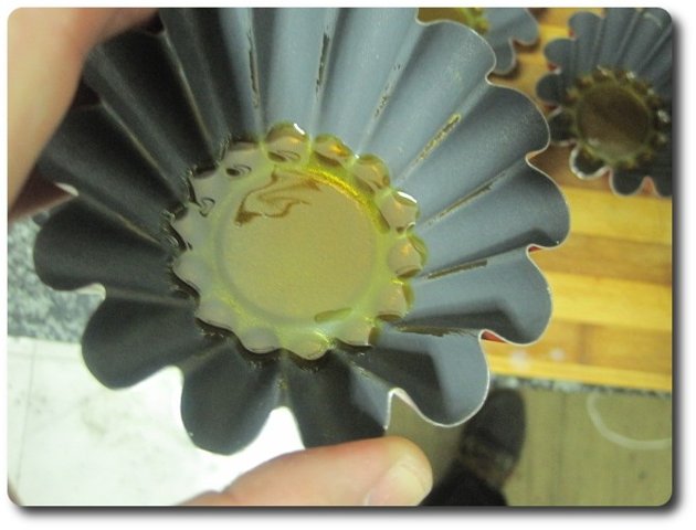 Movemos el molde para que se distribuya bien.