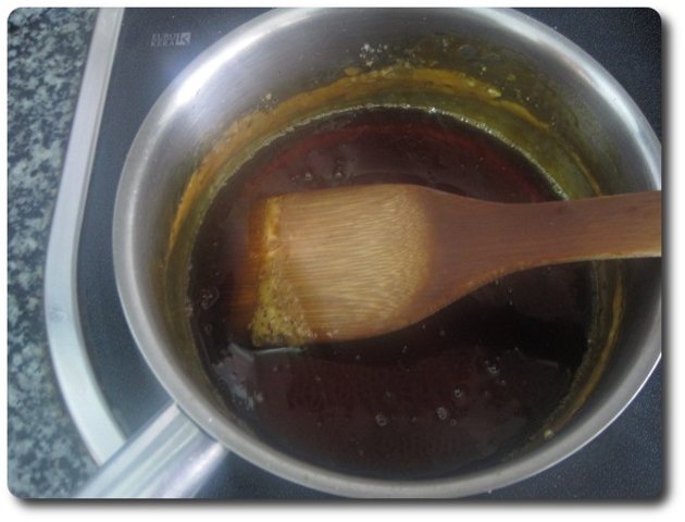 Removemos bien, y ya vemos como el caramelo líquido va tomando la consistencia y el color definitivo.