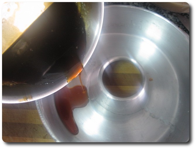 Este otro ejemplo es para hacer el flan de café en una flanera grande, de litro y medio. Echamos el caramelo en el fondo.