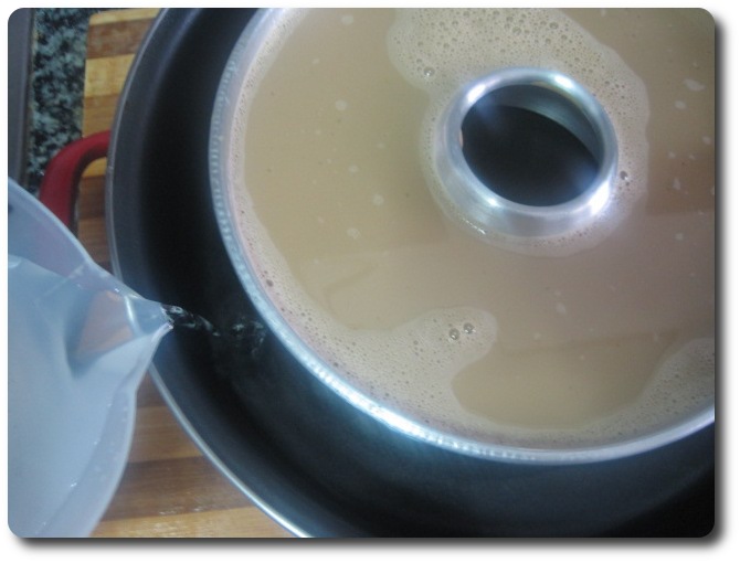 Añadimos agua dentro de el recipiente hasta llegar a la mitad de la flanera, más o menos. Lo metemos, igual que en el otro ejemplo, en un horno precalentado a 190º C, durante hora y cuarto, o bien comprobar con un palillo si ya va antes.