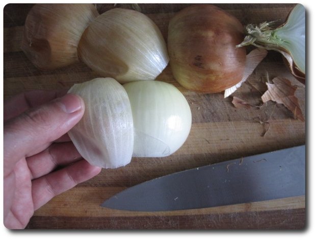 La vamos a “descamisar”, quitándole la piel más externa, aunque siempre es mejor quitarle lo menos posible, pues es en las capas más externas donde la cebolla contiene mayor vitaminas.