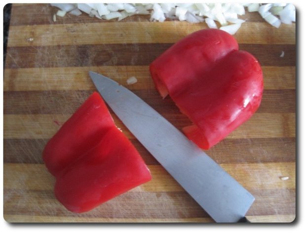 Al ser algo grande el pimiento, cada una de las mitades la volvemos a cortar por la mitad otra vez, para manipularlo más fácilmente.