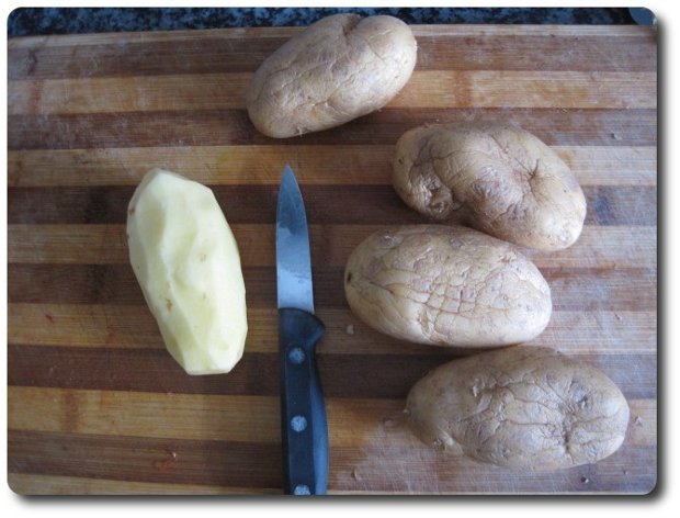 Vamos a pelar 4-5 patatas. Si son grandes puede llegar con 4.