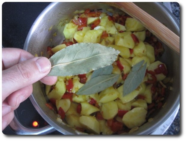 Echamos unas 2-3 hojas de laurel.