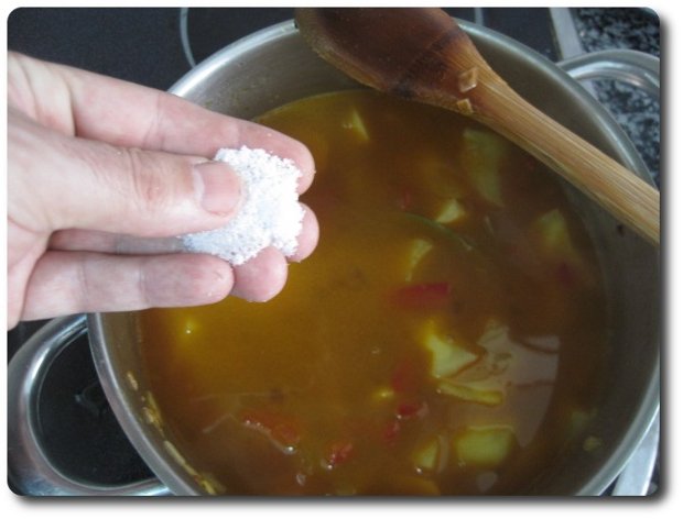 Echamos una pizca de sal, removemos bien y dejaremos hacer a fuego medio unos 25-30 minutos.