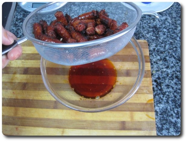 Ya vemos como nos queda abajo el aceite sobrante, mientras arriba nos queda la txistorra lo más libre posible de grasas.