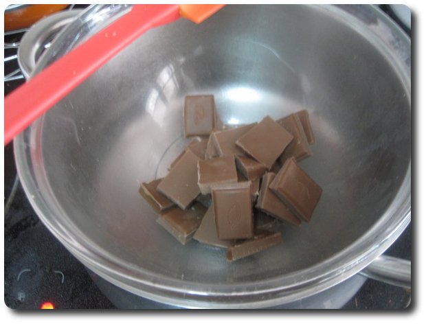 Derretimos al baño maría unos 175 gr. de chocolate con leche. También podría hacerse en el microondas, pero a mí me gusta más así, pues controlas mejor el proceso.
