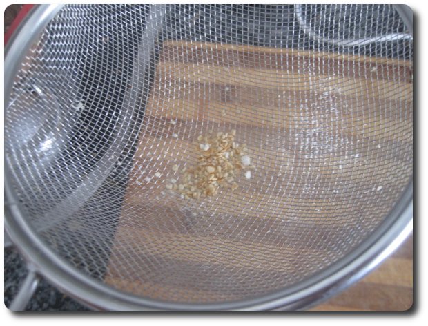 De esa forma evitaremos que se nos cuelen trozos que nos quedaron sin picar en la picadora, quedándonos así, la crema más suave.