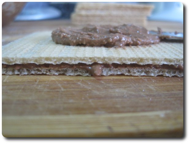 Colocamos otra oblea encima, presionamos un poco y volvemos a cubrirla de más crema.