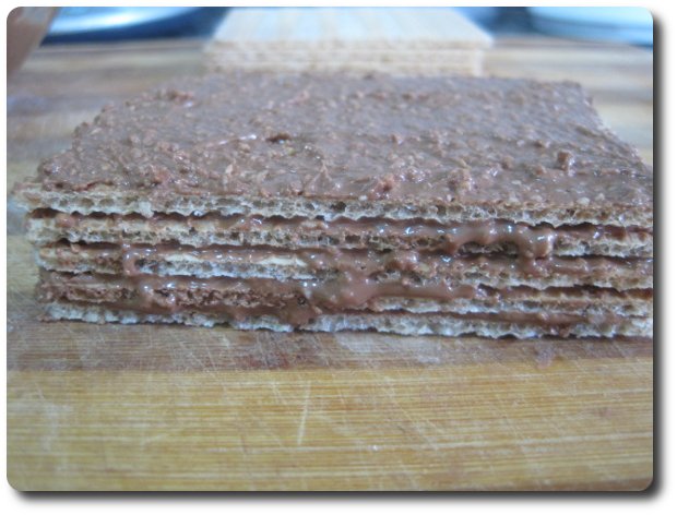 Seguiremos sobreponiendo más obleas, hasta 5, y, finalmente, cubrimos la última de otra capa de crema.