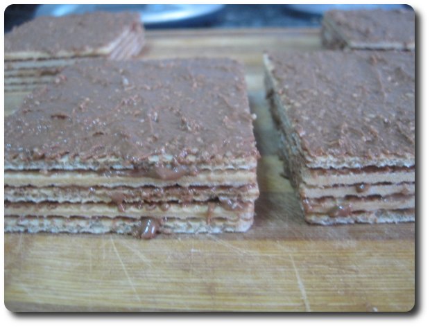 Yo empleé un paquete que traía 20 obleas. De esa forma tendré para unos 4 “Sandwiches”. Los llevaremos a la nevera para que se endurezca la crema de chocolate.