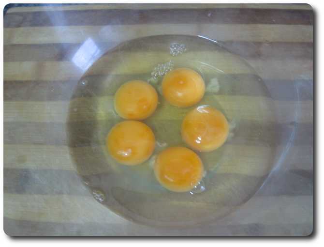 Empezamos echando 5 huevos L en un bol para batirlos.