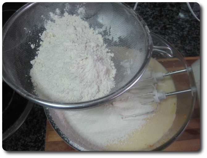 Tamizamos los 350 gr. de harina de repostería.