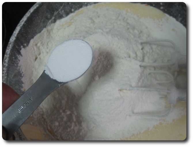 Incorporamos la levadura química. Yo uso de la que viene en botes y se dosifica con cucharas medidoras.