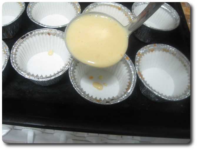 Y vamos echando masa con cuidado, rellenando aproximadamente 3/4 partes de la cápsula de papel.