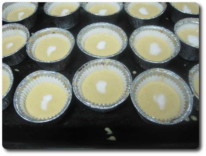 Espolvoreamos un poco de azúcar por encima de cada magdalena. El horno, que lo tenemos precalentado a 250º C, lo bajamos a 210º C en el momento de meter nuestras magdalenas dentro.