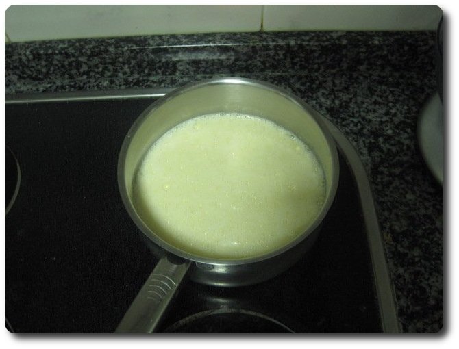 Pasamos la crema a un cazo y calentamos a fuego medio.