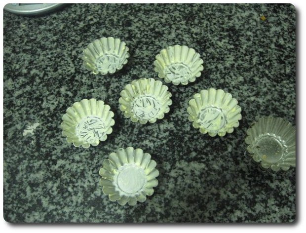 Mientras se va enfriando, untamos con mantequilla unos moldes rizados de unos 6-7 cm. de diámetro para nuestros pasteles de Belem.