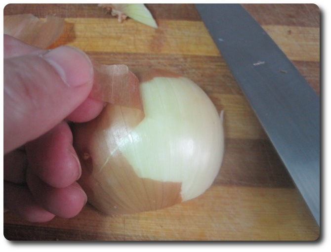 Le quitamos la “gabardina”. Siempre hay que procurar sacar la menos piel posible, pues la cebolla guarda la mayoría de las vitaminas cuanto más al exterior es.