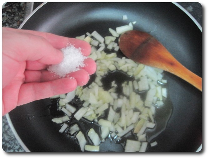 recetasbellas-quesadillas-14ene2015-09     Le echamos una pizca de sal, pues lo que queremos es que la cebolla sude, y la sal le ayudará a soltar el agua que lleva dentro