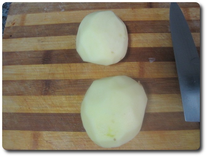 Las pelamos, lavándolas bien luego y secándolas.