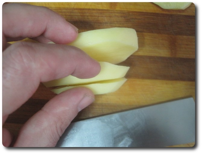 El objetivo es hacer unos dados no muy grandes. Le damos unos cortes paralelos a lo largo, del grosor que queramos tener esos dados. 1 centímetro, aproximadamente.