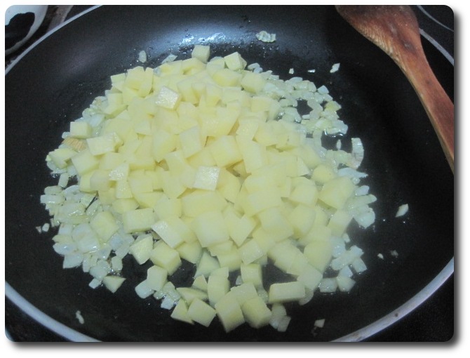     Echamos la patata en dados en la sartén junto a la cebolla.