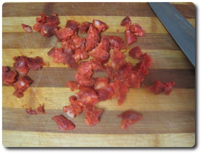Y luego unos cortes transversales a estos últimos. Nos quedará el chorizo picado en trozos del tamaño de los dados de patata más o menos.