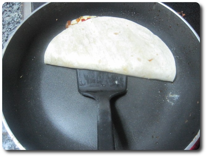 Lo tenemos así unos momentos, esperamos que se haga un poco, tomando consistencia la tortita, para que no se nos deshaga, hasta que le demos la vuelta con una espátula o espumadera.