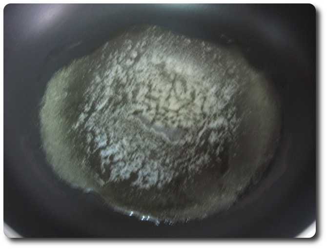 Esperamos a que se derrita totalmente y le damos unos movimientos a la sartén para que se distribuya por toda la superficie. Vemos como que quiere hervir, entonces bajamos el fuego a una potencia intermedia entre el mínimo y medio.