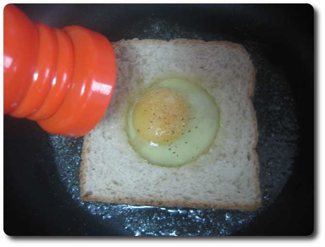 Y otra pizca de pimienta negra recién molida. Debemos dejarlo así lo suficiente para que no nos dé problemas al darle la vuelta, en mi caso, y con la potencia seleccionada de la vitro entre el mínimo y el medio, lo tendré así por 2 minutos.