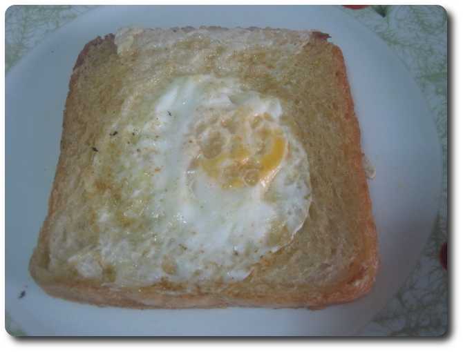 Una vez pasado ese minuto, sacamos nuestra tostada lista a un plato.