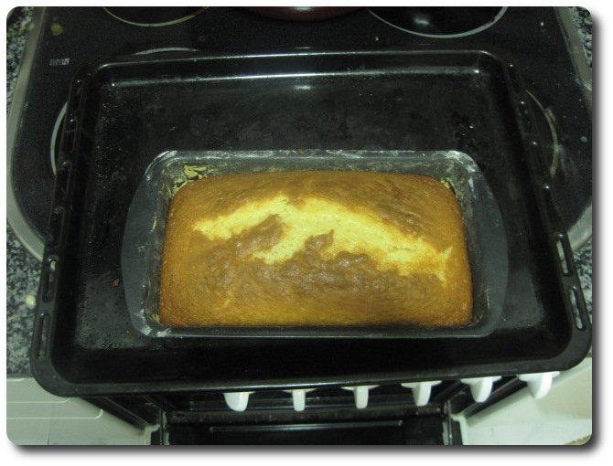 Sacamos nuestro bizcocho de limón pasados unos 40 minutos o cuando veamos que, tras pincharlo con un palillo largo o la punta de un cuchillo, sale limpio.