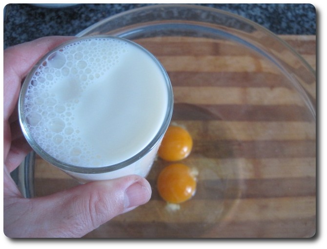 Añadimos un vaso, unos 200 ml. de leche. Hay quien emplea agua también, aunque con leche sabrá mejor y tendrá un aspecto más hojaldrado.