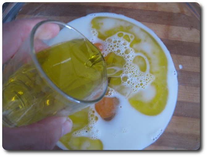 Añadimos otro vaso de aceite de oliva. Yo normalmente empleo el Virgen Extra para cocinar, salvo en algunas excepciones, como la mayonesa o aquí mismamente, ya que es un poco fuerte ese aceite. Aquí usamos aceite de oliva suave.