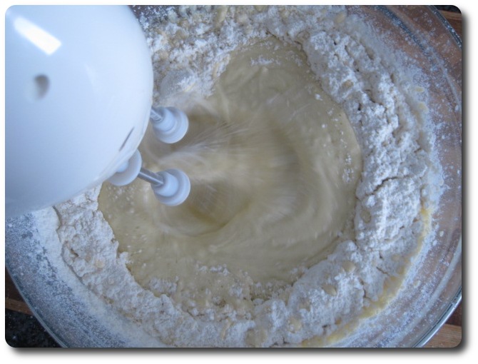 Vamos mezclando poco a poco, al principio con la ayuda de la batidora misma.