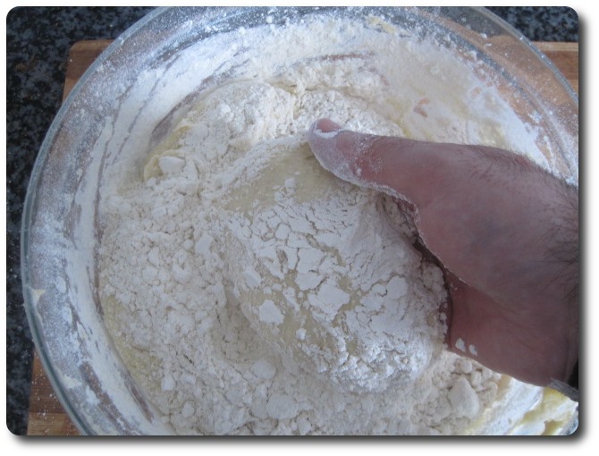 Luego ya, cuando se hace muy espesa la masa, con las propias manos.