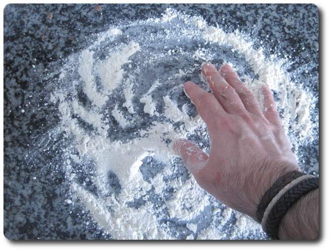 Esparcimos un poco de harina por una mesa y procedemos a amasar unos minutos la masa, hasta que veamos que no se nos pega en las manos. Podemos echar un poco más de harina, si es necesario.